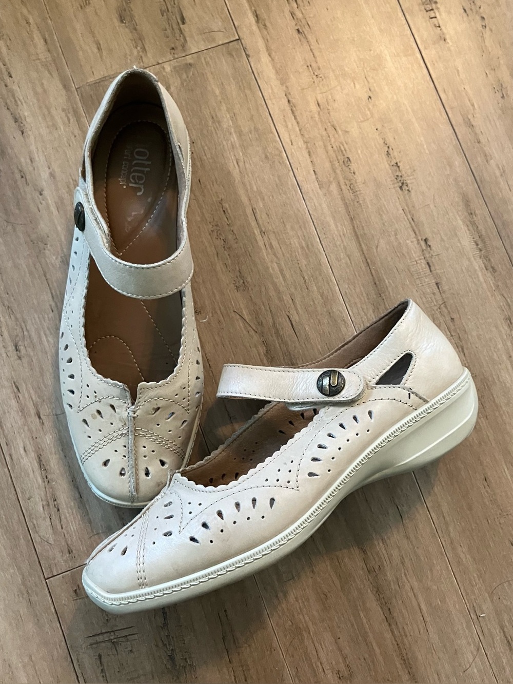 Hotter made in England leather beige Mary Jane women’s shoes. Size 9